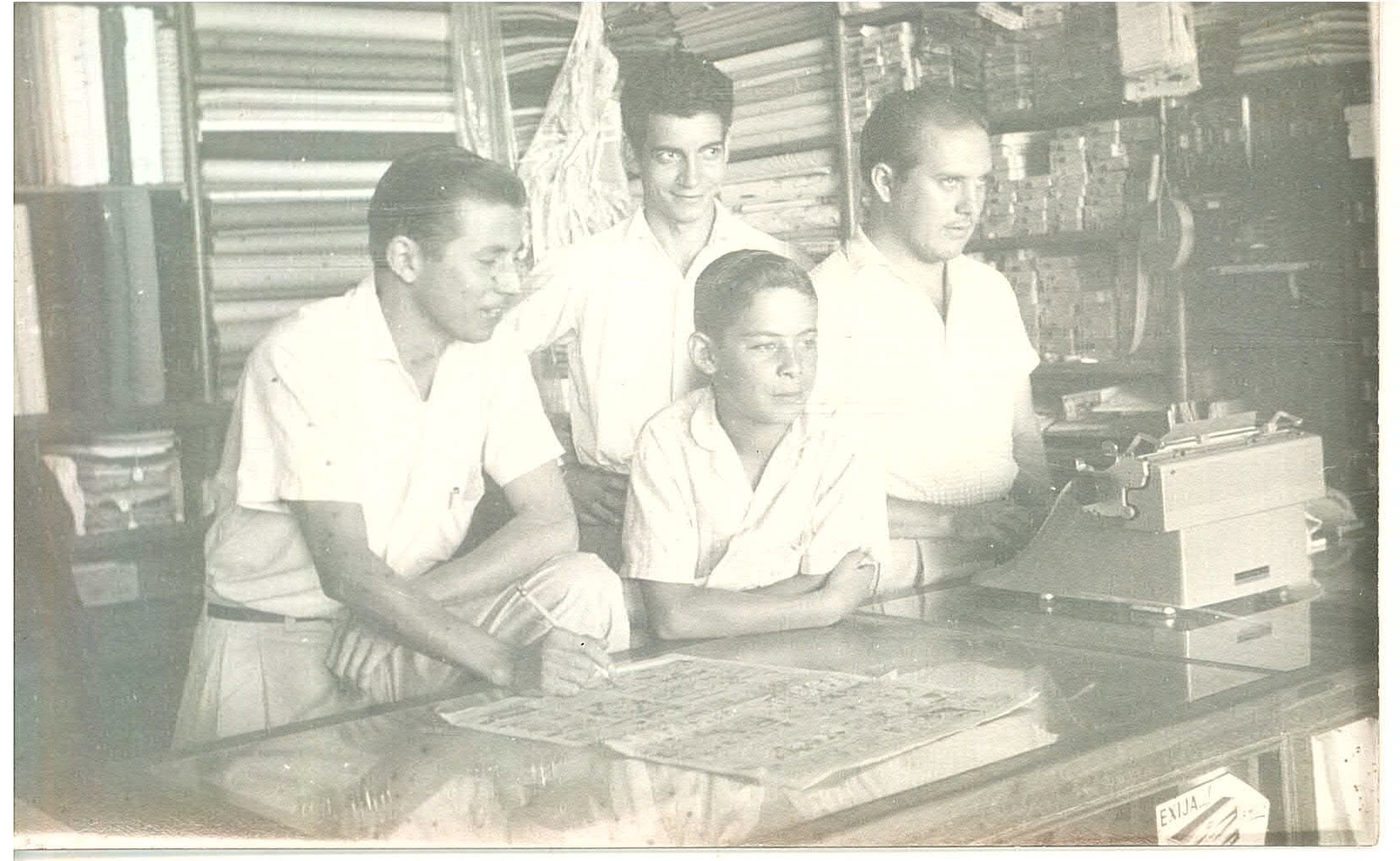 Papelería antigua atendida por hermanos Preciado